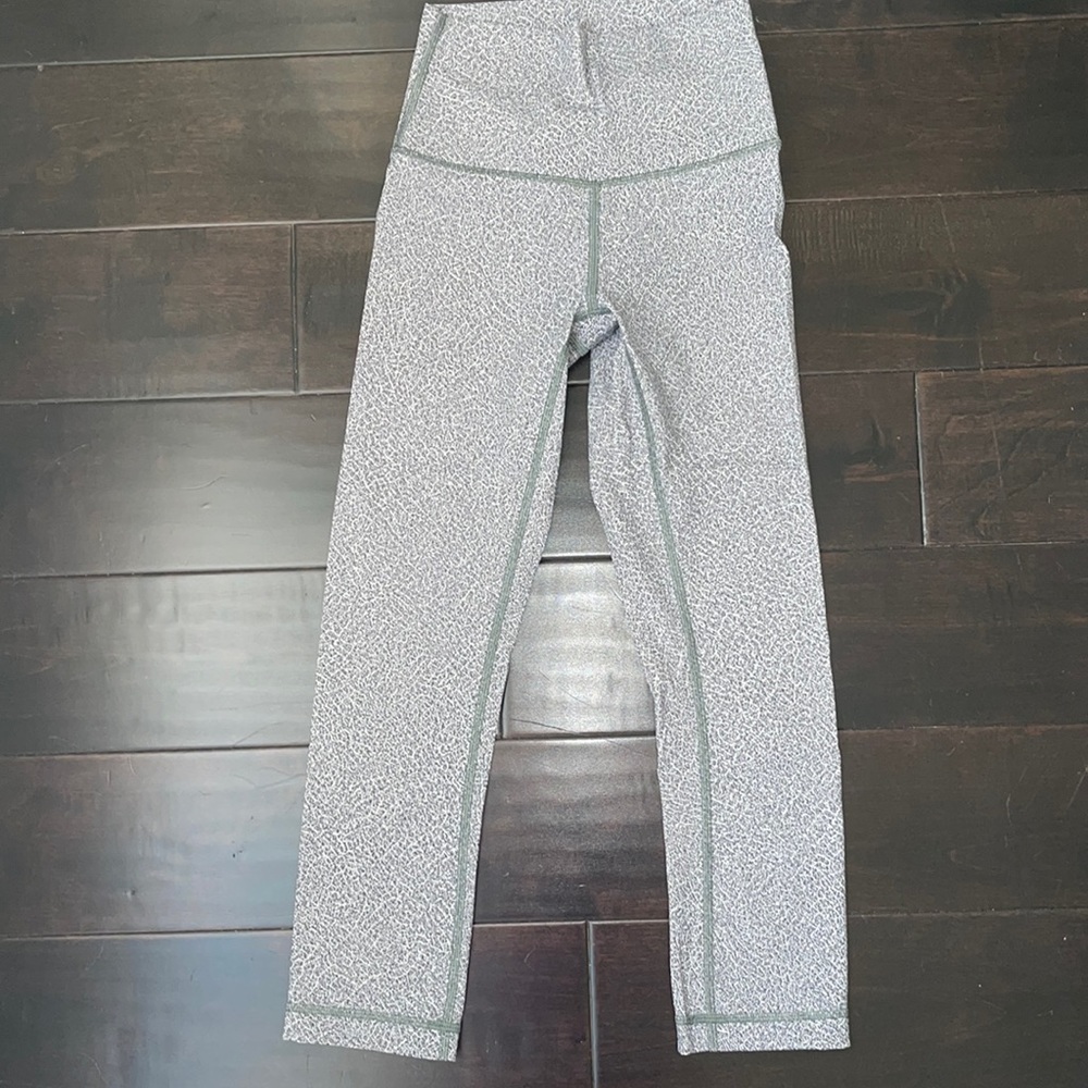 Lululemon Size 2 WunderUnder leggings 7/8
